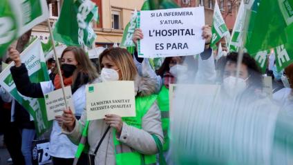 La protesta de les infermeres es va fer sentir ahir al migdia davant del Departament de Salut