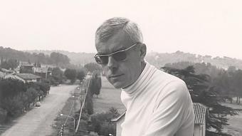 Gabriel Ferrater, en un retrat icònic del 1969, amb les ulleres fumades i la samarreta de coll alt.
