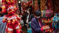 Compradors, ahir, en un mercat de carrer de Hong Kong buscant decoració per al Nou Any Lunar