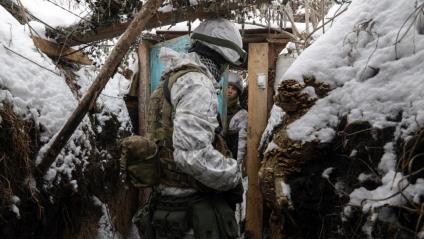 Militars ucraïnesos comproven la situació de les posicions d’una línia de front pròxima a la localitat d’Avdiivka, propera a la ciutat de Donetsk, controlada per prorussos