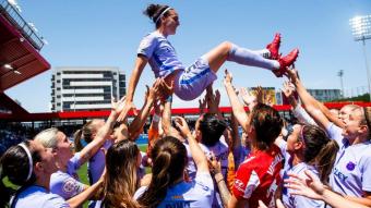 Les jugadores del Barça i Virginia Torrecilla fan la baca a Melanie Serrano