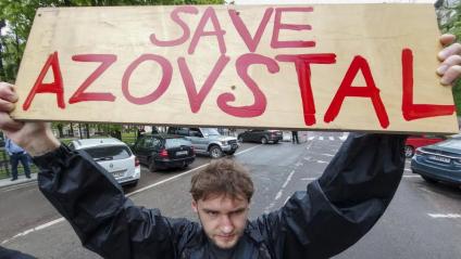 Un jove es manifesta a favor de Mariúpol, a Lviv, a l’oest d’Ucraïna