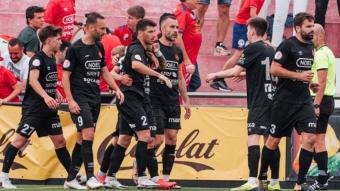 Els jugadors de l’Olot celebren el gol en el partit d’ahir contra el Girona B