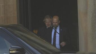 El ‘premier’ britànic, Boris Johnson –en segon pla–, sortint del castell de Hillsborough (Irlanda del Nord), ahir