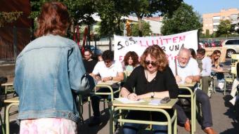 La classe que els professors del Sobrequés de Girona han muntat al mig del carrer.