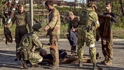 Soldats russos escorcollen els militars ucraïnesos evacuats ahir d’Azovstal