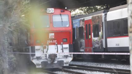 Els dos trens que FGC que van xocar ahir a Sant Boi