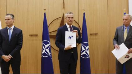 El secretari general de l’OTAN, Jens Stoltenberg , flanquejat per l’ambaixador de Finlàndia i Suècia davant l’Aliança Atlàntica, ahir, a Brussel·les
