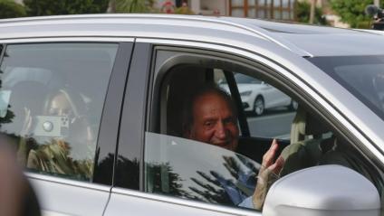 Joan Carles de Borbó , molt somrient, dirigint-se en cotxe cap a Sanxenxo (Pontevedra)