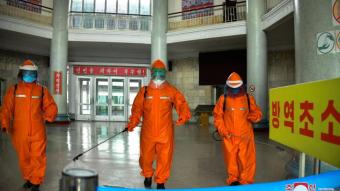 Personal desinfectant l’estació de Pyongyang, en una campanya de prevenció per frenar la crisi de la covid