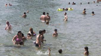 Gent banyant-se en una platja