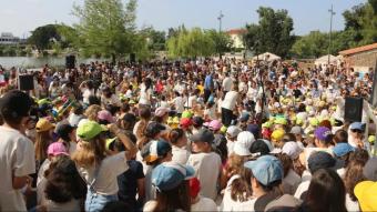 Alumnes pares i professors han omplert el parc de Sant Esteve de Monestir a la Bressolada