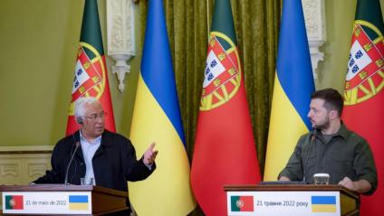 Volodímir Zelenski, president d’Ucraïna, escolta el primer ministre portuguès, António Costa, en la seva roda de premsa conjunta, ahir a Kíiv