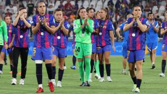 Les jugadores del Barça aplaudeixen l’afició blaugrana desplaçada a Torí després de rebre la medalla de subcampiones