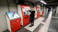 Una usuària compra un bitllet al metro de Barcelona