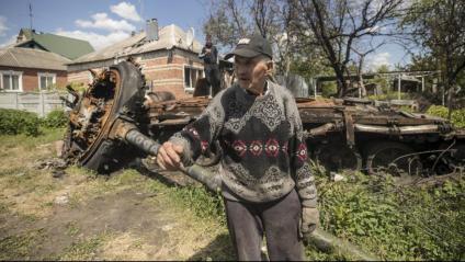 Kot Vasyl mostra un tanc abandonat davant de casa seva a la localitat de Mala Rohan, propera a Khàrkiv
