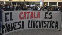 Un pancarta en defensa del català en una manifestació a Girona