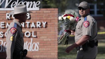 Dos policies a l’escola de primària on es va produir la matança, a Uvalde (Texas)