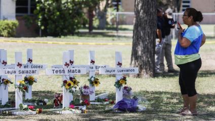 Una dona al davant de les creus en memòria de les víctimes de la massacre en una escola de primària de la localitat texana d’Uvalde