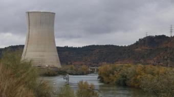 La central nuclear al costat del riu Ebre