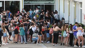 Alumnes esperant a entrar a les PAU, l’any passat, a la facultat de Dret