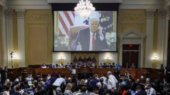 Imatges de Trump es reprodueixen durant una de les sessions del comitè de la cambra que investiga l’assalt del 2021 al Capitoli