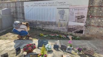Jenifer Martín García recull terra de l’ossera on descansen les restes d’Ambrosio Pedro García-Sabes Torrecillas