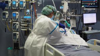 Una sanitària atèn una persona a l’hospital Trueta en una imatge d’arxiu