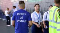 Un treballador de Ryanair amb una samarreta de protesta el 24 de juny, primer dels sis dies de vaga dels tripulants de cabina