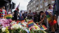 Participants en una improvisada desfilada del Dia de l’Orgull LGTBI dipositen flors a l’escena del crim, ahir, a Oslo