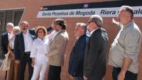 L’alcaldessa, de blanc, amb Xavier Flores, a la seva dreta, i altres autoritats, ahir