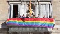 Desplegament de la bandera LGBTI+ a la façana del Palau de la Generalitat