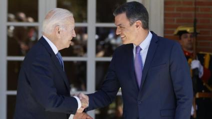 Biden i Sánchez, encaixant les mans a l’escalinata de La Moncloa en la cita bilateral d’ahir prèvia a la cimera de l’OTAN d’avui i demà a Madrid
