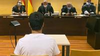 D’esquenes, el jove que va llançar la pedra durant els disturbis a Girona.