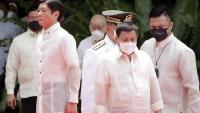 Ferdinand Marcos Jr., –a l’esquerra, de perfil– i Rodrigo Duterte –de cara–,durant la cerimònia d’investidura, ahir, a Manila