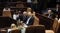 Naftali Bennett i Yair Lapid, en primer terme, durant la sessió d’ahir al Parlament israelià