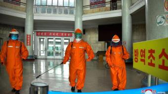 Personal desinfectant l’estació de Pyongyang, en el marc d’una campanya preventiva, el maig passat