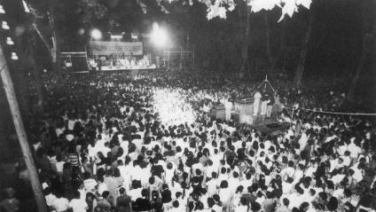 El concert que es va fer el 1992 a la Devesa de Girona. A la dreta, una tanqueta a Banyoles per rebre la flama olímpica. I algun dels encausats, vint anys després