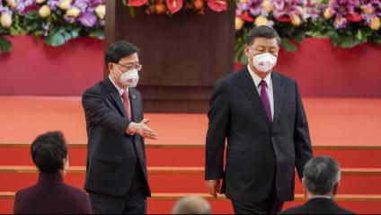 El nou líder de la ciutat, John Lee (esquerra), cedeix el pas al president xinès, Xi JinPing