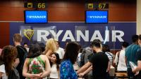Gent fent cua per facturar equipatges a Ryanair a l’aeroport de Barcelona