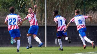 Els jugadors del filial celebren un gol en el duel de lliga disputat a Riudarenes contra el Sant Andreu