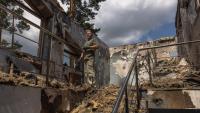 Un soldat ucraïnès en una casa destrossada pels atacs de Rússia
