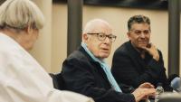 Peter Brook , amb Cesc Casadesús, director del Grec, l’any passat en una trobada amb la premsa a La Pedrera