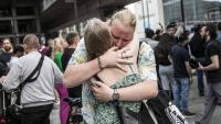Dues persones s’abracen en el centre comercial de Copenhaguen, moments després del tiroteig