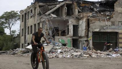 Un home passa per davant d’un edifici destrossat a la ciutat d’Irpin
