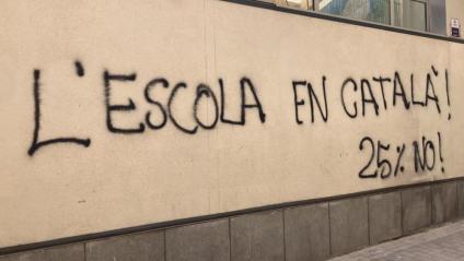 Una pintada contra la sentència del 25% de castellà a la façana d’una escola de Barcelona
