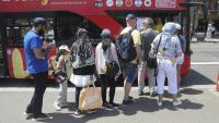 Gent fent cua per agafar un bus turístic a la ciutat de Barcelona el mes de maig passat