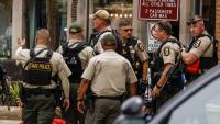Agents de la policia inspeccionen l’escena del tiroteig massiu durant la celebració d’una desfilada del 4 de juliol prop de Chicago, ahir
