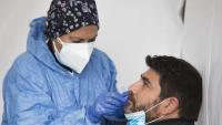 Personal sanitari fent un test d’antígens en un CAP de Barcelona