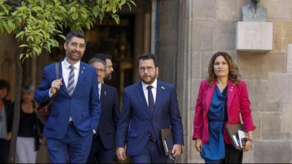 El president Aragonès, secundat pel vicepresident Puigneró i la consellera Vilagrà, dirigint-se ahir al consell executiu